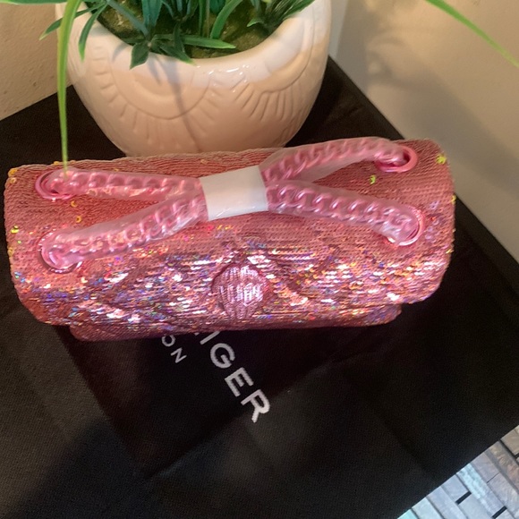 Kurt Geiger London Mini Kensington Sequins Crossbody Bag
KURT GEIGER L… - Picture 8 of 16